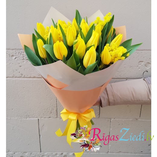 dzeltenas tulpes ar mimozu