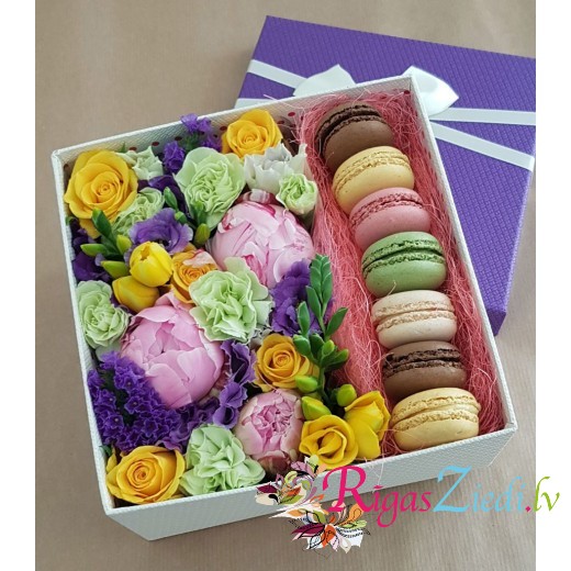 Kastīte ar svaigiem ziediem un Macaroons cepumiem