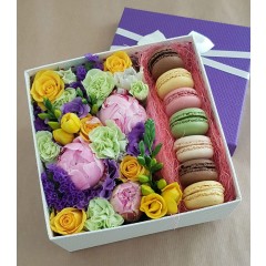 Kastīte ar svaigiem ziediem un Macaroons cepumiem
